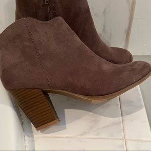 Old Navy Ankle boots with blocked heel & inside zipper closure Size 9